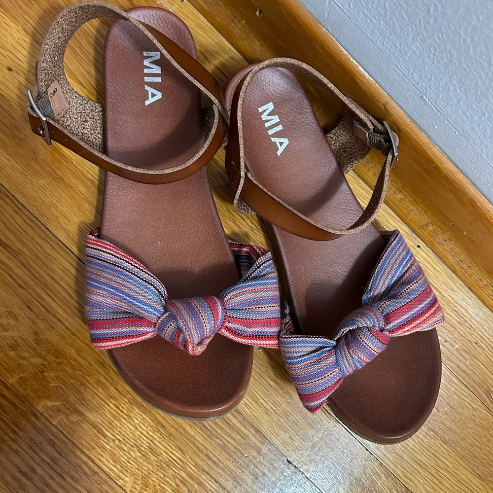 MIA Brown Sandals with Multicolor Bow